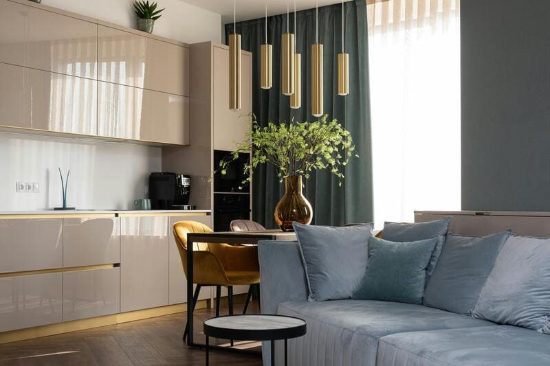 très bel intérieur décoré en style design et cosy, salon et cuisine